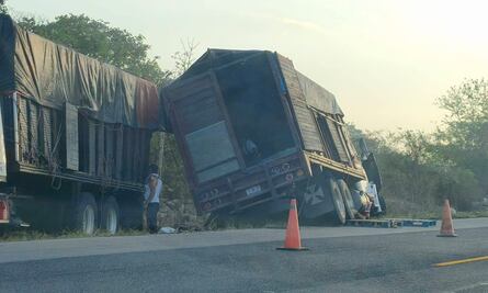 Conductor de camión de carga se queda dormido e invade carril contrario en carretera de Yucatán; vehículo cae a zanja