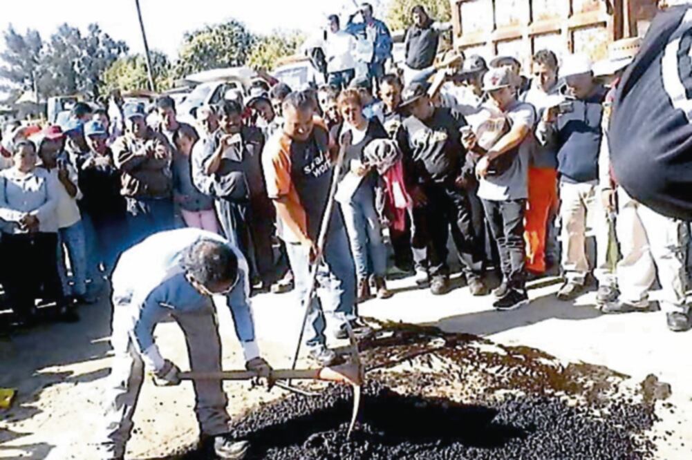 SANDRA HERNÁNDEZ —metropoli@ eluniversal.com.mx La delegación Iztapalapa llevará a cabo una megajornada de bacheo en la que se prevé tapar 6 mil oquedades (DELEGACIÓN IZTAPALAPA)