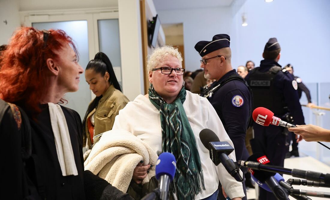 Amandine Roy, una de las acusadas en un juicio en Francia por ciberacoso a la primera dama Brigitte Macron, habla con la prensa, en París. FOTO: TERESA SUAREZ. EFE