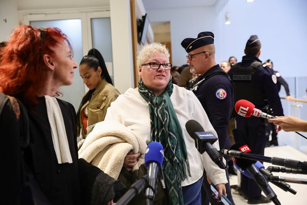Amandine Roy, una de las acusadas en un juicio en Francia por ciberacoso a la primera dama Brigitte Macron, habla con la prensa, en París. FOTO: TERESA SUAREZ. EFE