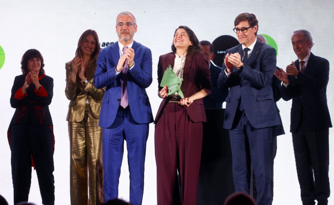 Samanta Schweblin gana el Premio Aena de Narrativa Hispanoamericana, acompañada por el presidente de AENA Maurici Lucena (i) y el presidente de la Generalitat de Cataluña Salvador Illa. EFE/ Quique García