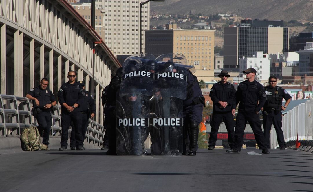 Agentes fronterizos de Estados Unidos en entrenamiento de operación antidisturbios en El Paso (Foto: AFP)
