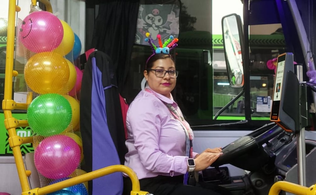 Una operadora de la ruta 31 realizó su recorrido con su unidad adornada con globos. | Foto: Especial.
