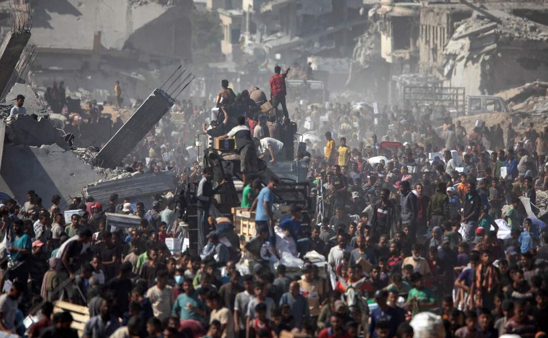 Palestinos recogen suministros de ayuda de un camión que llegó a Khan Yunis, en el sur de la Franja de Gaza, el 12 de octubre de 2025. Foto: EFE