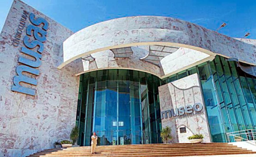 El edificio se integra al paisaje desértico de Hermosillo. Posee seis grandes salas de exhibición, áreas de oficinas y talleres, y un auditorio. Foto: José Miró Cortesía Musas