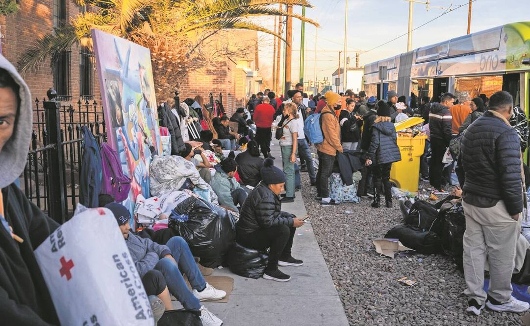 Migrantes se reúnen afuera de un albergue, en El Paso Texas, un día antes de que la Corte Suprema decidiera mantener, por ahora, el Título 42.Foto: EFE