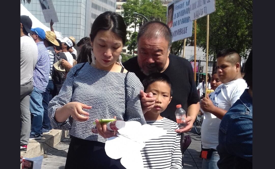 El activista y artista chino Ai Weiwei se solidarizó con las madres de desaparecidos. Foto: Twitter / Centro ProDH