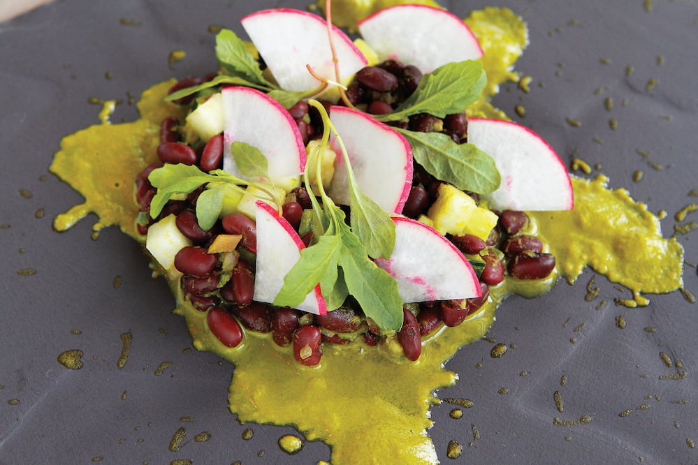 Sustituye pescados y mariscos por tiernos frijoles negros. Foto: Alex López