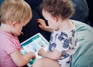 Uso excesivo de dispositivos electrónicos causa graves enfermedades oculares en niños