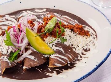 Cocina enfrijoladas veracruzanas, un desayuno rendidor