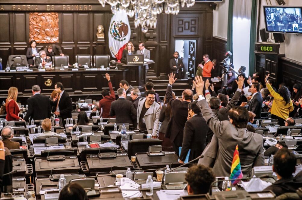 “Se reconoce en igualdad de derechos a las familias formadas por parejas de personas LGBTTTI, con o sin hijas e hijos, que estén bajo la figura de matrimonio civil, concubinato o alguna otra unión civil” (ASAMBLEA CONSTITUYENTE)