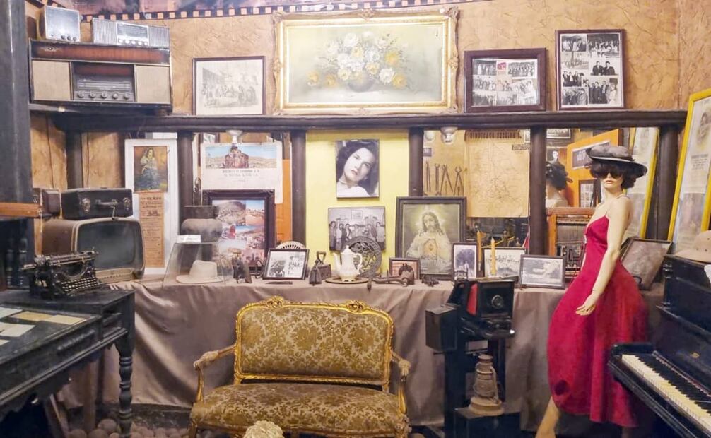 El museo de los ovnis y lo paranormal es parte de la ruta al visitar la Casa del Terror, antes casa de “El Curro”. El sitio alberga infinidad de objetos antiguos de todo tipo, aquí predominan las fotografías y retratos. Foto: Rogelio Varela/Cortesía.