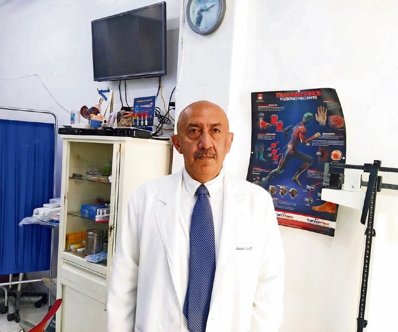 El doctor Cruz asegura que atiende a miles de personas de escasos recursos. Foto: Especial