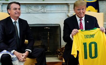 Trump y Bolsonaro intercambian camisetas de futbol con sus nombres