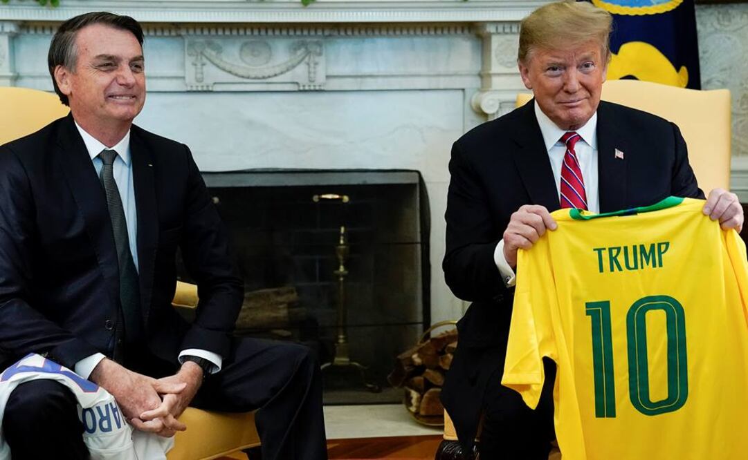Trump muestra una camiseta de la selección de futbol de Brasil con su nombre  (Fotos: Reuters)