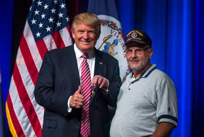 Veterano de guerra regala Corazón Púrpura a Donald Trump
