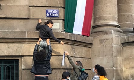 Ponen nombres de normalistas desaparecidos a calles del Centro; CDMX respeta cambio