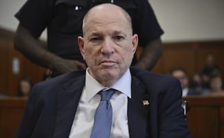 Harvey Weinstein mantiene condena por violación, pero tribunal anula su sentencia de 16 años