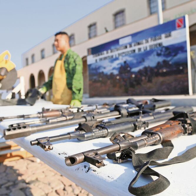 Ayer se llevó a cabo un evento de destrucción de armas en Michoacán. El arsenal inhabilitado representó cerca de 25% menos que el del año pasado. JUAN JOSÉ ESTRADA. CUARTOSCURO