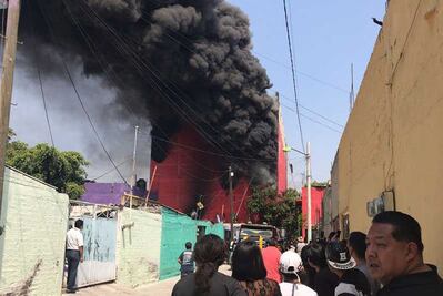 Reportan incendio en fábrica de Ecatepec
