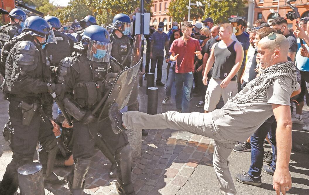 Integrantes de los chalecos amarillos se enfrentaron ayer contra los agentes en Toulouse. La prensa francesa dijo que participaron mil personas en dos marchas. Foto: GUILLAUME HORCAJUELO. EFE