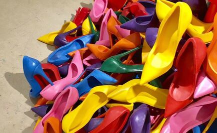 Christian Louboutin colabora con artista para crear zapatillas de crayones