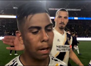 Zlatan felicita con un zape a jugador mexicano