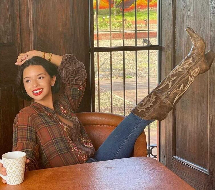 Ángela Aguilar pone en tendencia los jeans de cadera baja. Foto: Instagram @angela_aguilar_