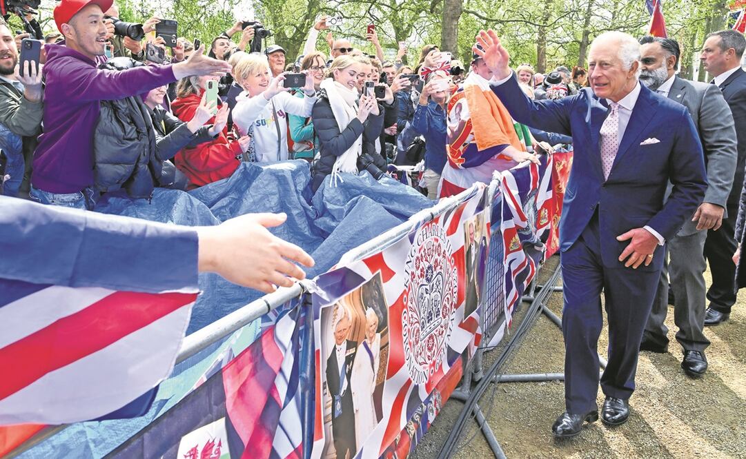El rey Carlos III saluda a los simpatizantes afuera del Palacio de Buckingham, en Londres, antes de su coronación en la Abadía de Westminster, Foto: Toby Melville / AP