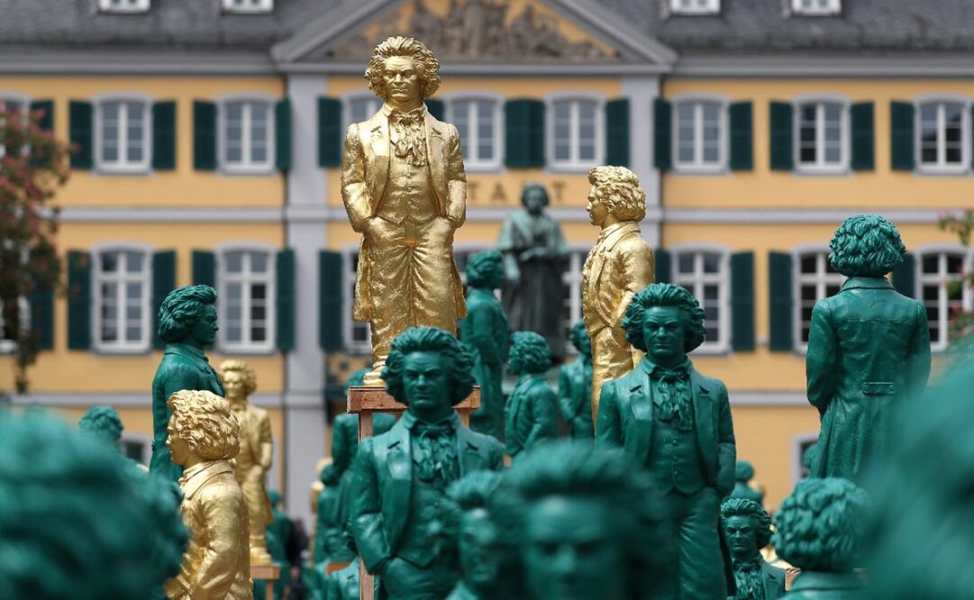 Varias esculturas de Ludwig van Beethoven fueron creadas por el artista alemán Ottman Hörl para conmemorar su 250 aniversario. Foto: EFE/ Friedemann Vogel, archivo