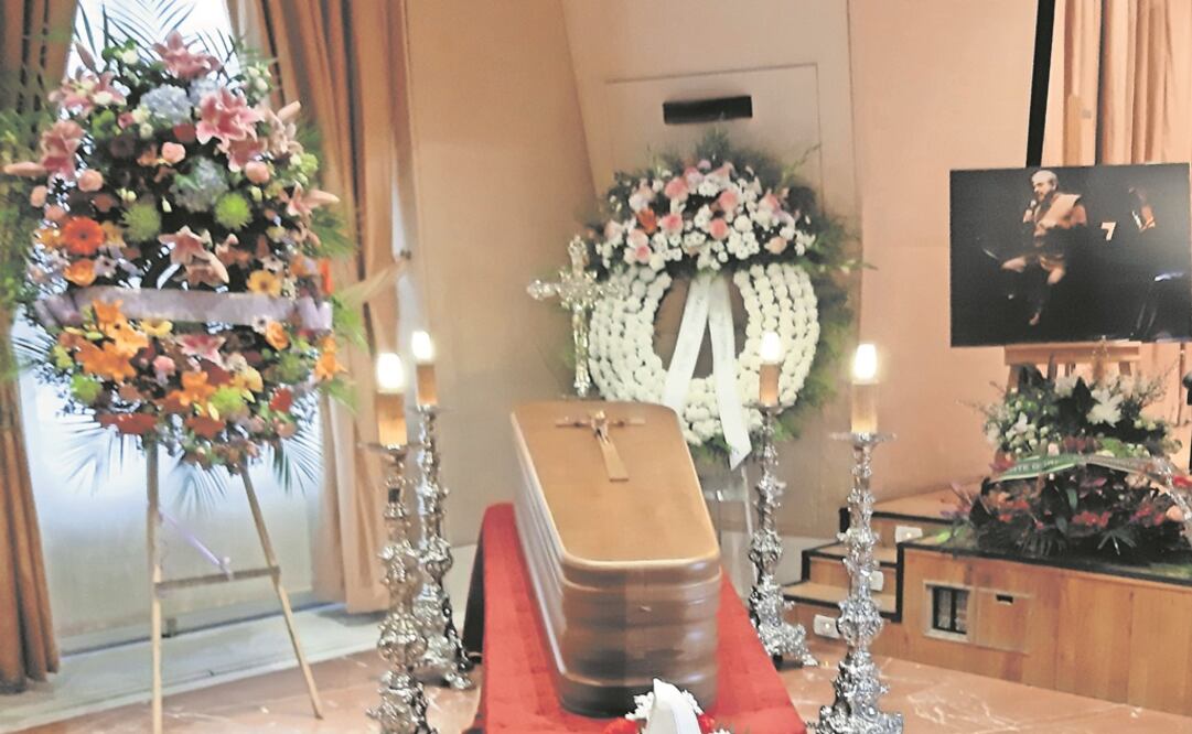 Los restos del cantante fueron velados en una capilla instalada en la SGAE, en Madrid. Foto: LUIS MÉNDEZ. EL UNIVERSAL