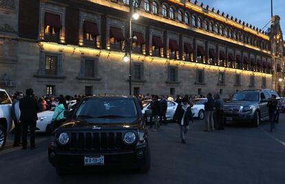Morena pide sancionar a legisladores que estacionaron sus autos en el Zócalo