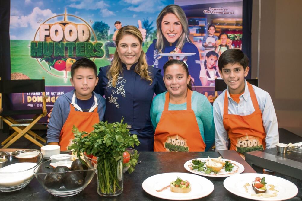 La chef internacional Lorena García (al centro) es la conductora del programa (NICKELONDEON)