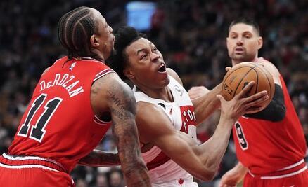 Victoria de Toronto Raptors de la mano con Pascal Siakam