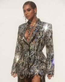 Beyoncé luce un poderoso look para la premiere de “El Rey León”