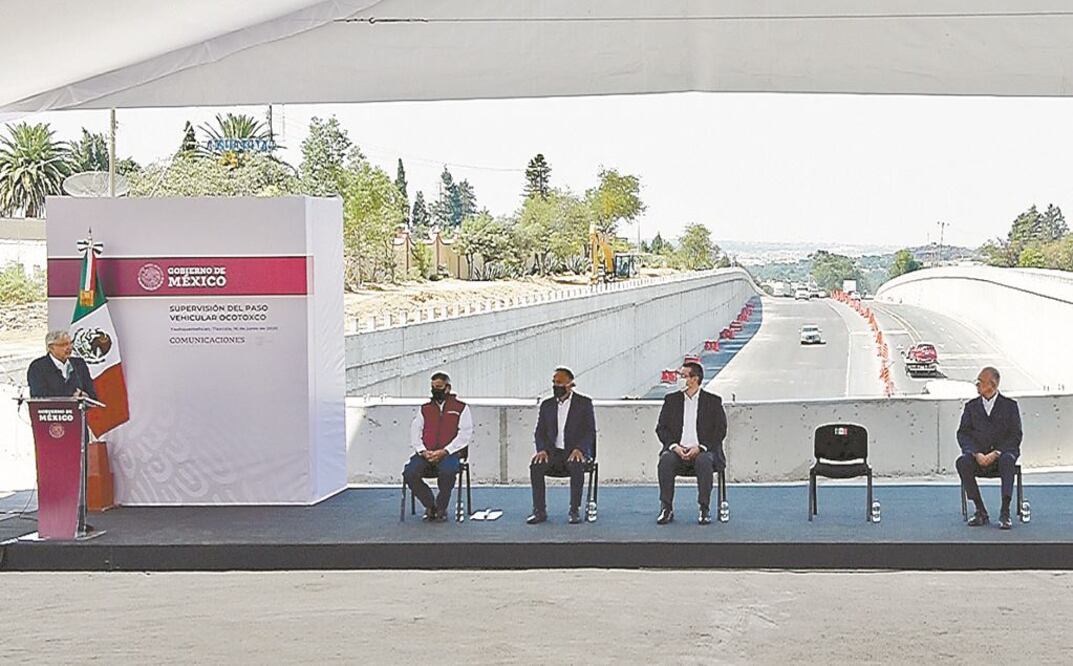 El presidente Andrés Manuel López Obrador supervisó ayer las obras en el Paso Vehicular Ocotoxco, acompañado del gobernador de Tlaxcala, Marco Antonio Mena Rodríguez. PRESIDENCIA