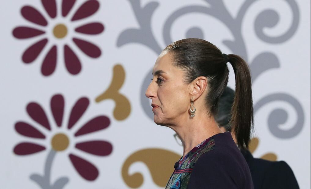 Con un aplauso, la Mandataria Sheinbaum Pardo celebró que el Consejo de la Judicatura Federal ordenó reanudar actividades a los trabajadores en paro por oponerse a la Reforma al Poder Judicial, porque de lo contario habrá descuentos. Foto: EFE