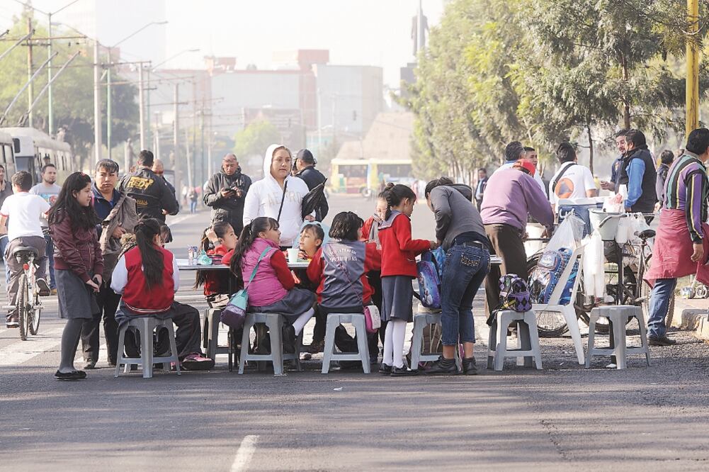 Los alumnos de la escuela primaria “Leopoldo Río de la Loza” cambiaron los cuadernos por cartulinas; en ellas, con ayuda de sus papás, escribieron consignas para mostrárselas a los automovilistas (HUGO GARCÍA. EL UNIVERSAL)