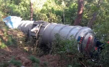 Vuelca pipa con 42 mil litros de gasolina en Puerto Vallarta