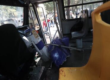 Dan de alta a lesionados tras choque de Metrobús y camión de pasajeros en Reforma