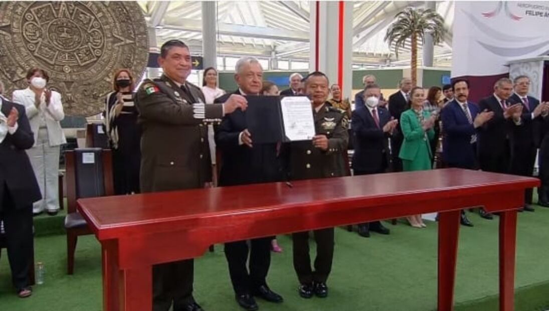 AMLO devela placa y queda inaugurado el AIFA