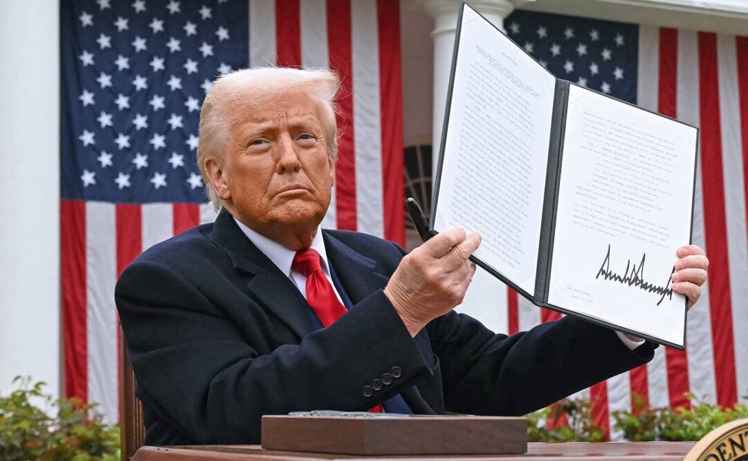 El presidente Donald Trump sostiene una orden ejecutiva firmada tras pronunciar un discurso sobre aranceles recíprocos durante un evento en el Jardín de las Rosas titulado "Hagamos que Estados Unidos vuelva a ser rico" en la Casa Blanca en Washington, D.C., el 2 de abril de 2025. Foto: AFP