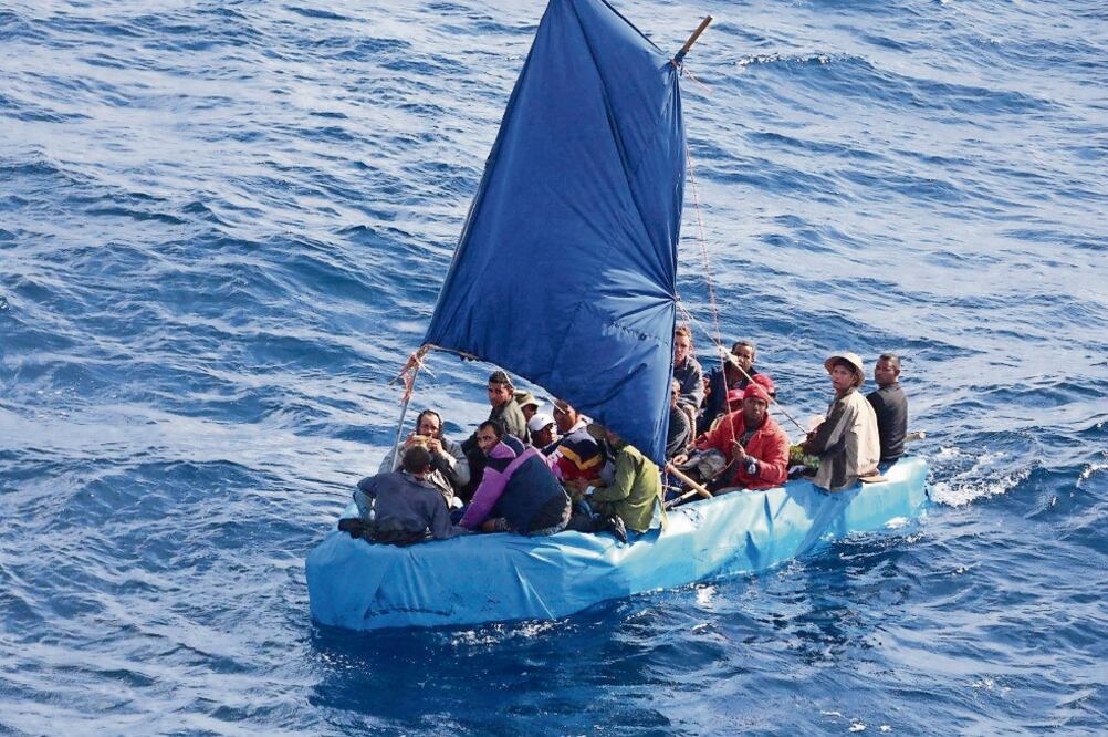 Una imagen de la Guardia Costera de EU, de enero de 2015, muestra a migrantes cubanos cerca de Key West, en Florida. (AP)