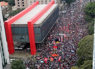 Miles protestan en Sao Paulo contra gobierno de Michel Temer