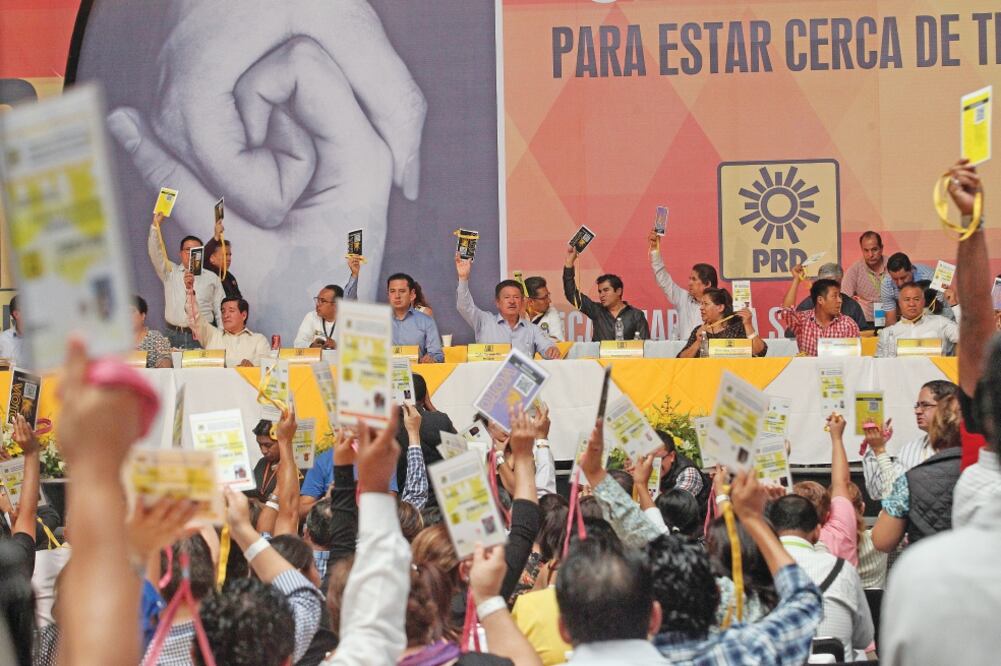 Una vez que se votaron las reformas, el diputado Agustín Basave mantuvo su intención de buscar la presidencia del PRD por un periodo de dos años, hasta 2017 (ADRIÁN HERNÁNDEZ. EL UNIVERSAL)