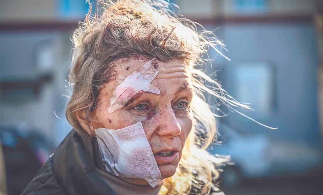 Una instalación militar ucraniana resultó dañada después de un bombardeo ruso a las afueras de Mariupol. Foto: Evgeniy Maloletka/ AP.