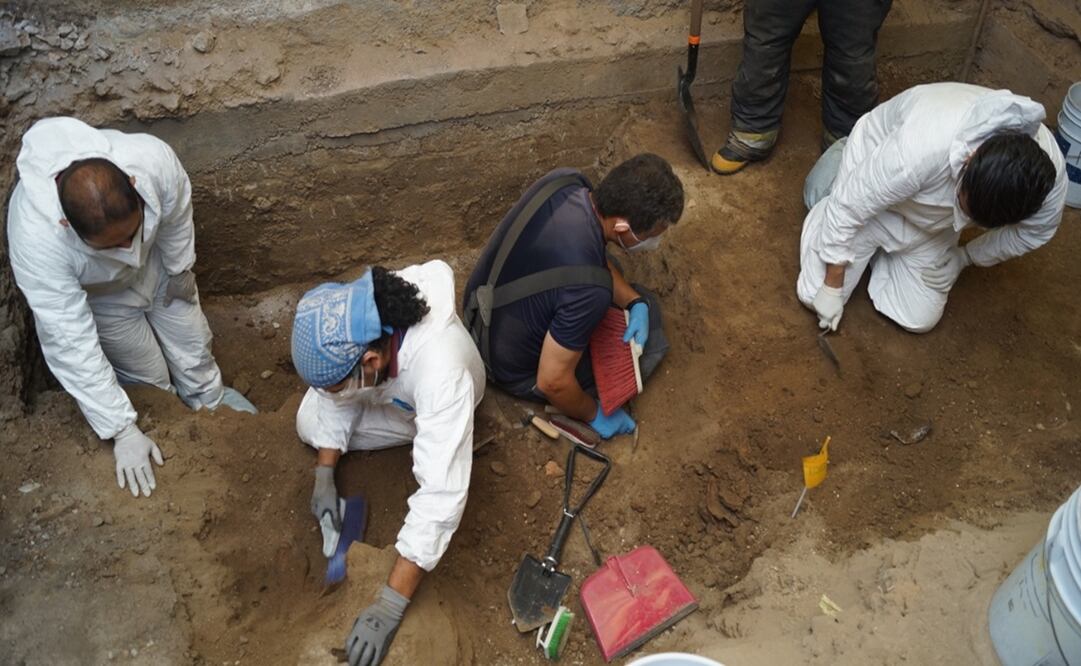 La Coordinación General de Servicios Periciales de la Fiscalía General actualmente realiza una excavación en el inmueble que tiene por objetivo encontrar restos óseos y otros indicios. Foto: Especial 