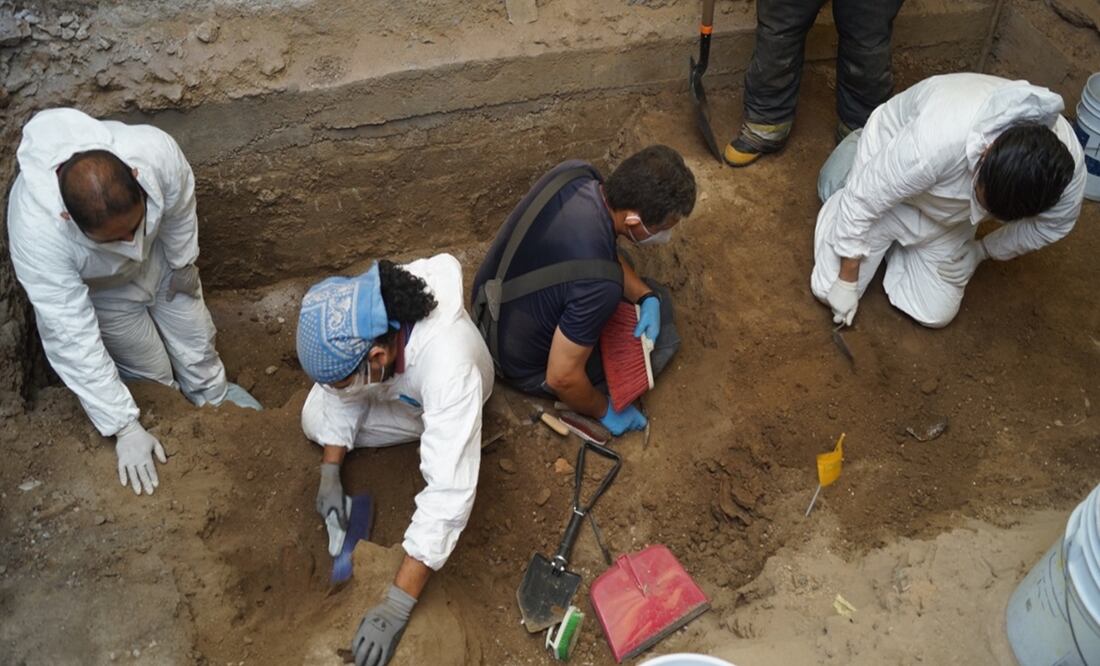 La Coordinación General de Servicios Periciales de la Fiscalía General actualmente realiza una excavación en el inmueble que tiene por objetivo encontrar restos óseos y otros indicios. Foto: Especial