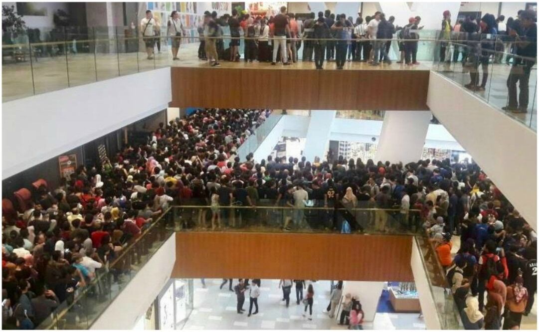 La cola comenzó 19 horas antes de abrir las puertas; había menos de 200 productos en venta