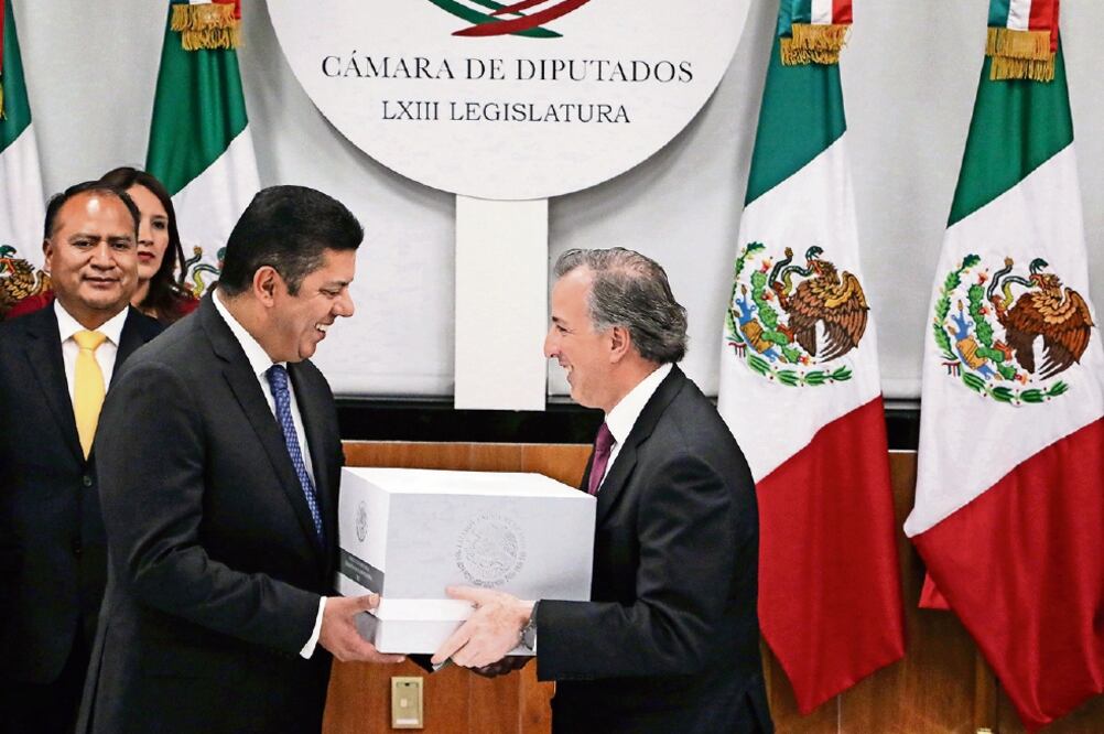 El secretario de Hacienda, José Antonio Meade, al entregar al presidente de la mesa directiva de San Lázaro, Javier Bolaños, el paquete económico 2017 (ARCHIVO EL UNIVERSAL)